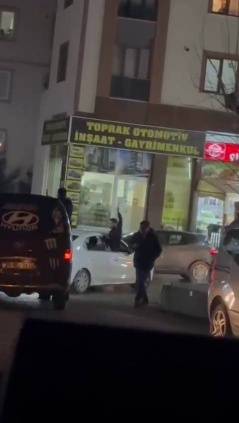 Pendik’te Araç İçerisinden Silahla Ateş Eden Şüpheli Yakalandı