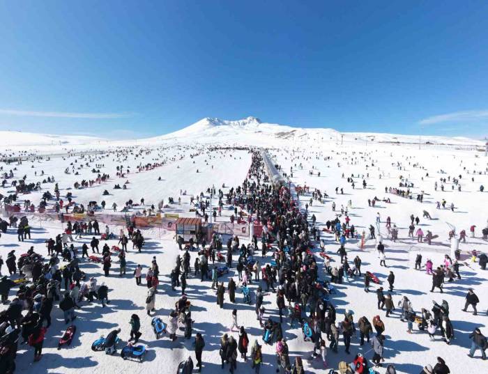Erciyes’te Hafta Sonu Yoğunluğu, Binlerce Turist Pistlerde