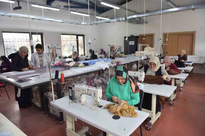 Yıldırım’da Kadınlar, Dikiş Ve Nakış İle Ekonomiye Katkı Sağlıyor