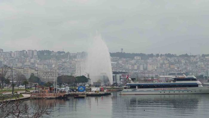 Samsun’da Su Borusu Patladı, Sular 60 Metre Gökyüzüne Fışkırdı