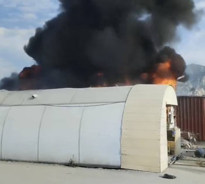 Hatay’da Konteyner Kentte Yangın: 4 Konteyner Yandı