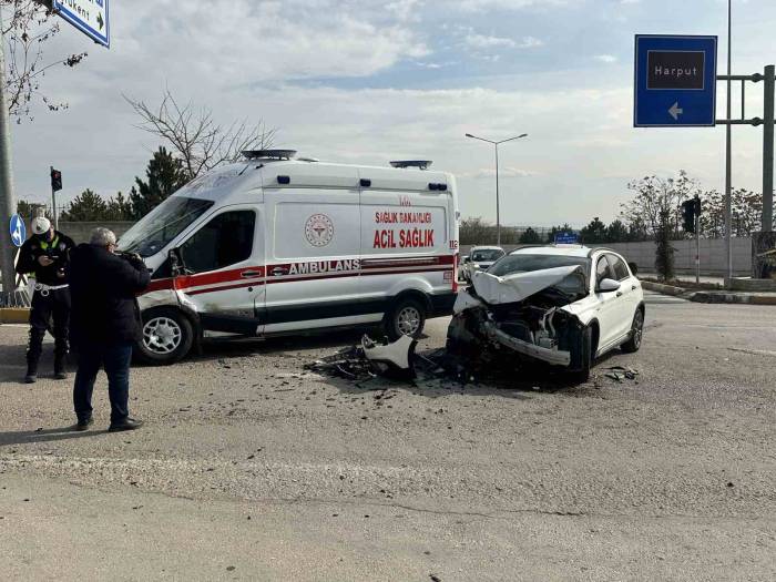 Elazığ’da Ambulans İle Otomobil Çarpıştı: 2 Yaralı