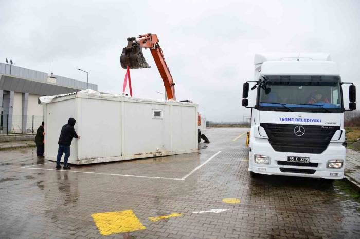 Evi Yanan Aileye Yardım Eli