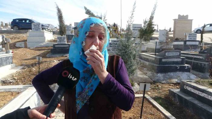 Malatyalı Depremzedeler Mezarlıklardan Ayrılamıyor