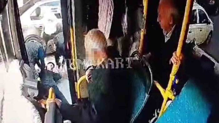 Otobüste Baygınlık Geçiren Çocuk, Kapı Açılınca Yola Düştü