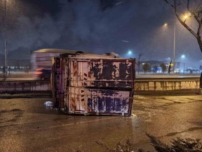Bursa’da İçecek Yüklü Kamyon Devrildi