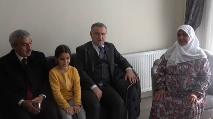 Bakan Bak, Depremzede Ailelerle Buluştu