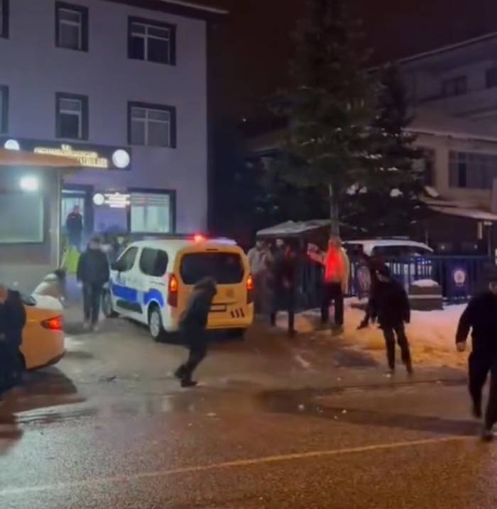 Gençler Karakolda Polislerle Kartopu Oynadı