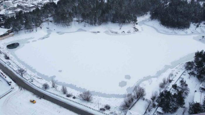 Yozgat’ta Buz Tutan Gölet Havadan Görüntülendi, Eşsiz Manzara Kartpostallık Görüntüler Oluşturdu