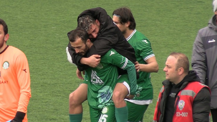 rizede-oynanan-velikoyspor-unye-1957-spor-karsilasmasinda-kavga-cikinca-ortaya-da-spora-yakismayan-goruntuler-cikti-2.jpg