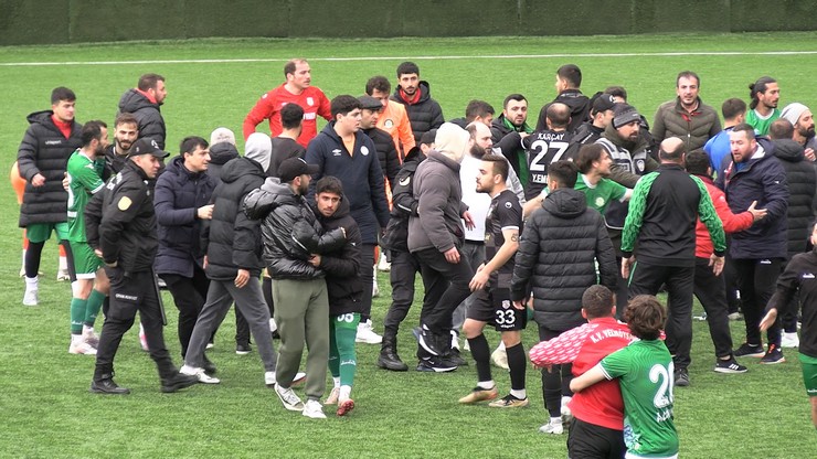 rizede-oynanan-velikoyspor-unye-1957-spor-karsilasmasinda-kavga-cikinca-ortaya-da-spora-yakismayan-goruntuler-cikti-6.jpg