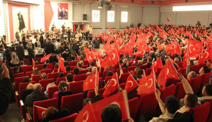 Chp Genel Başkanı Özel, Manisa’da Senfoni Konserine Katıldı