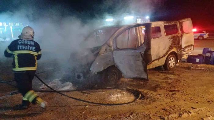 Alevlere Teslim Olan Hafif Ticari Araç Kullanılmaz Hale Geldi