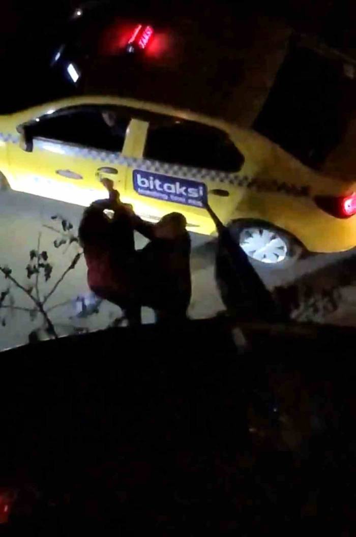 Kadıköy’de Takside Ters Yön Kavgası: Yolcu Çileden Çıktı