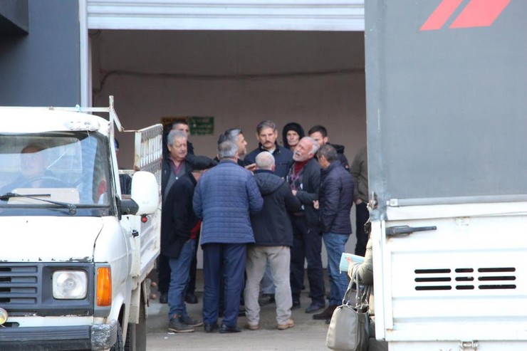 trabzonun-besikduzu-ilcesinde-bir-findik-tuccari-gectigimiz-findik-sezonunun-ardindan-onlarca-ureticiden-emanet-olarak-aldigi-milyonlarca-lira-degerinde-findigin-odemesi-1.jpg