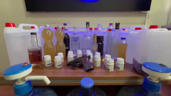 Polis, Damacanalarda Litrelerce Sahte Alkol Ele Geçirdi