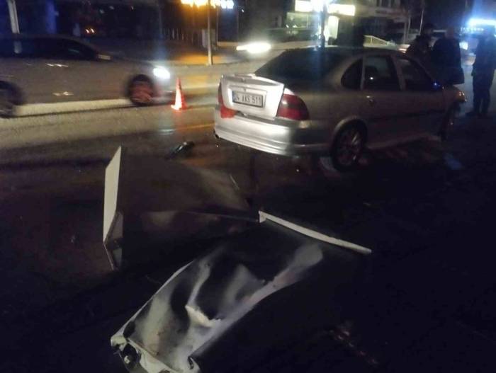 Ankara’da Kontrolden Çıkan Otomobil Kaldırımdaki Elektrik Panosuna Çarptı: 2 Yaralı