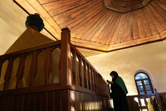 3 Yıldır Her Çarşamba Bu Türbeyi Ziyaret Ediyor