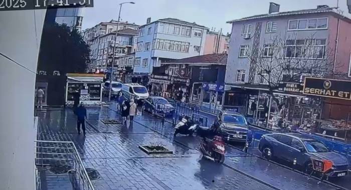 Ataşehir’de Güpegündüz Motosiklet Hırsızlığı Kamerada