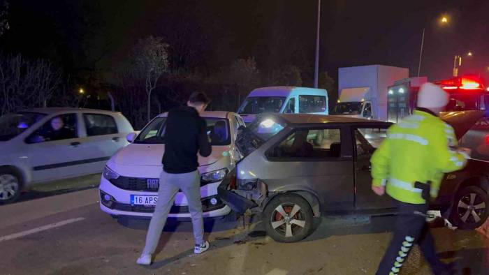 Aracının Direksiyon Hakimiyetini Kaybetti, Önündeki 3 Otomobile Çarparak Durabildi