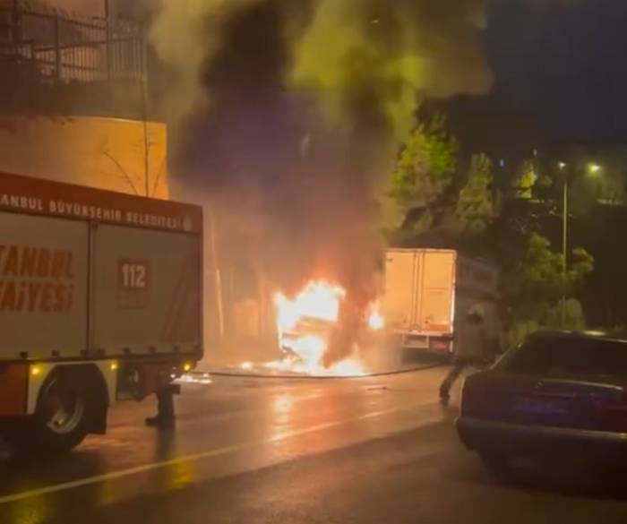 Eyüpsultan’da Alev Alan Araçta Patlamalar Peş Peşe Geldi