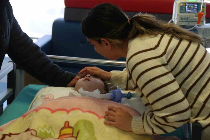Depremde "Öldü" Denilen Ailenin 2 Hafta Aradığı Asiye Bebek Eskişehir’de Tedavi Edildi