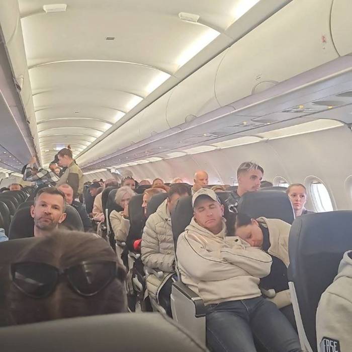 Polonya’ya Acil İniş Yapan Rus Uçağındaki Yolcular 13 Saatten Fazla Uçakta Bekletildi