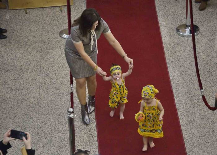 Bebekler Ve Çocuklar Podyuma Çıktı, Renkli Kostümleri İle Büyük Beğeni Topladı