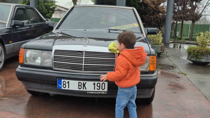 Klasik Otomobil Tutkunlarını Sağanak Bile Engelleyemedi