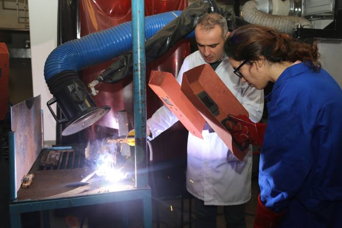 İş Ayırt Etmeyen Kadınlar Kaynak Da Yapıyor Halı Da Dokuyor