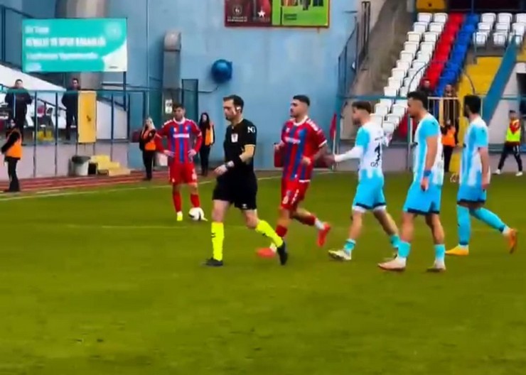 pazarspor-macinda-hakemin-gozu-onundeki-golu-en-uzak-kosedeki-hakem-iptal-ettirdi-4-001.jpg