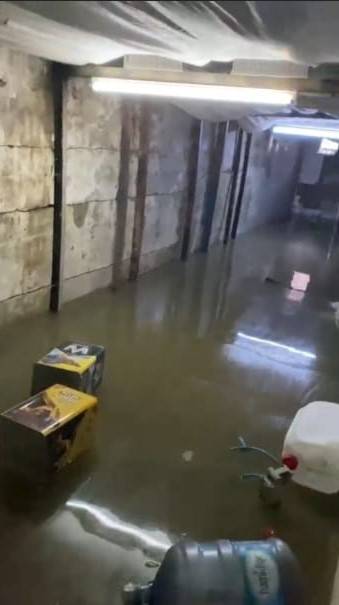 Sultangazi’de Yağış Sonrası Rögar Taştı, Bir İş Yeri Atık Suların Altında Kaldı