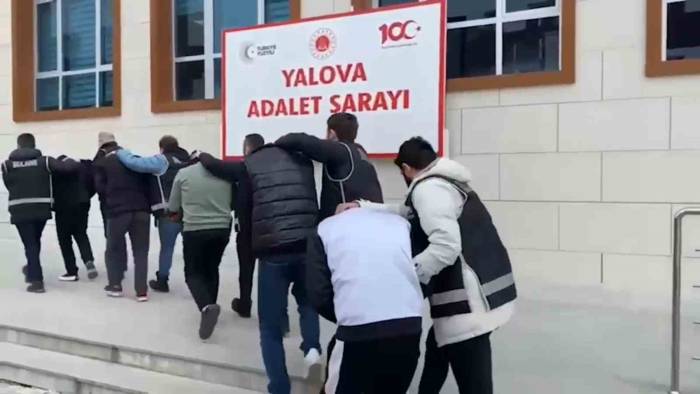 Yalova’da Silah Zoruyla Bir Kişiyi Gasp Eden 4 Kişi Tutuklandı