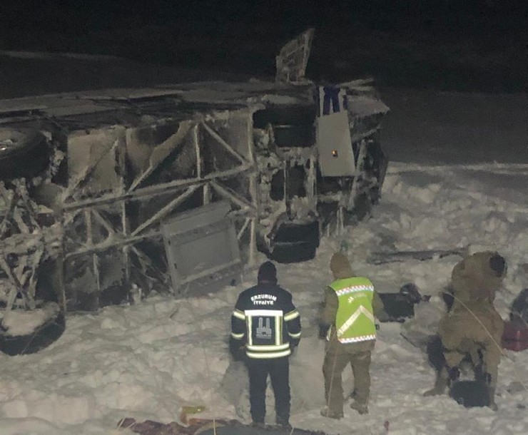 erzurumun-horasan-ilcesinde-yolcu-otobusunun-devrilmesi-sonucu-38-kisi-yaralandi-1.jpg