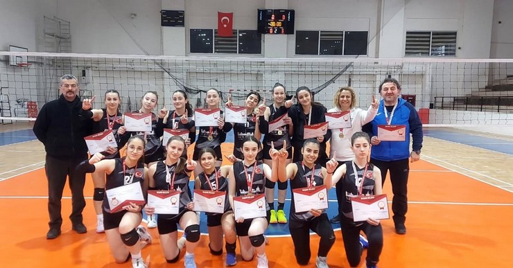 rize-fatih-orta-okulu-kiz-voleybol-takimi-1.jpg