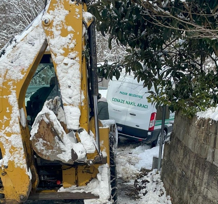 rizede-hayatini-kaybeden-88-yasindaki-kadinin-tabutu-is-makinesinin-kepcesiyle-tasinarak-cenaze-nakil-aracina-yerlestirildi-2.jpg