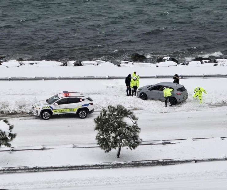 rizede-yogun-kar-yagisi-nedeniyle-karadeniz-sahil-yolunda-bozularak-yol-ortasinda-kalan-araci-bolgedeki-trafik-polisleri-iterek-surucuye-yardimci-oldu-2.jpg