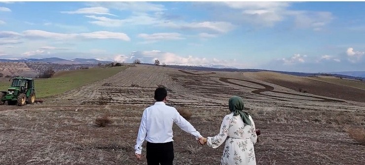orumun-iskilip-ilcesinde-bir-ciftci-traktorle-tarlaya-benimle-evlenir-misin-yazarak-kiz-arkadasina-evlilik-teklifi-etti-2.jpg