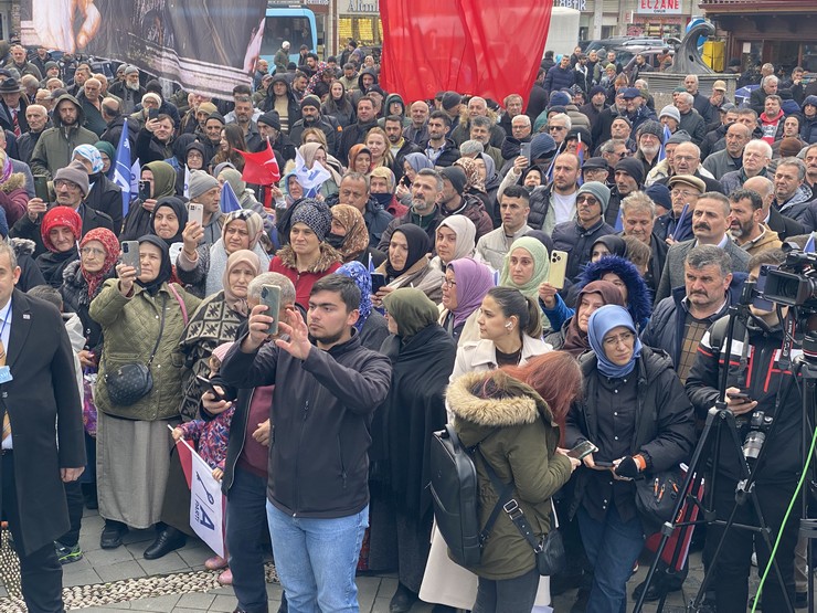 rizeye-il-baskanligi-acilisi-icin-gelen-anahtar-parti-genel-baskani-yavuz-agiralioglu-tuzcuoglu-memisaga-parkinda-vatandaslarla-bir-araya-geldi-2.jpg