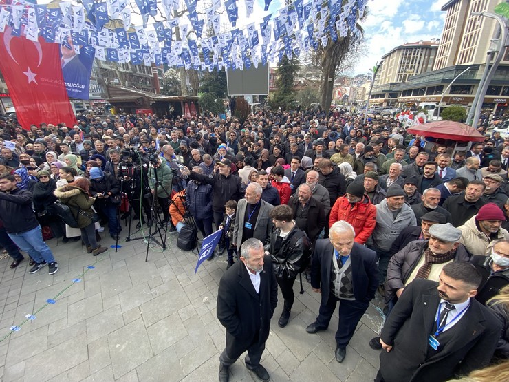 rizeye-il-baskanligi-acilisi-icin-gelen-anahtar-parti-genel-baskani-yavuz-agiralioglu-tuzcuoglu-memisaga-parkinda-vatandaslarla-bir-araya-geldi-4.jpg