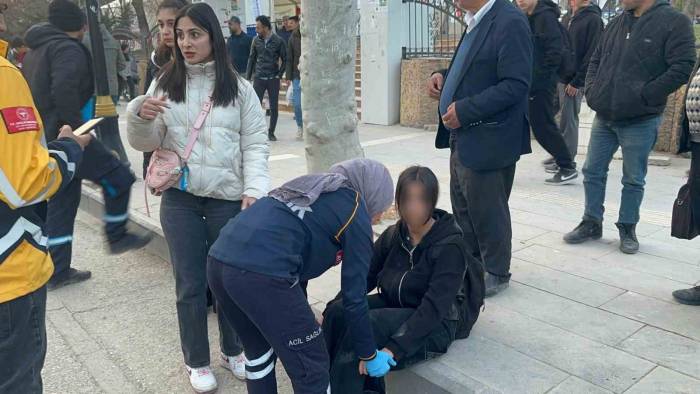 Motosiklet Önce Otomobile Sonra Durakta Bekleyen Çocuğa Çarptı: 1 Yaralı