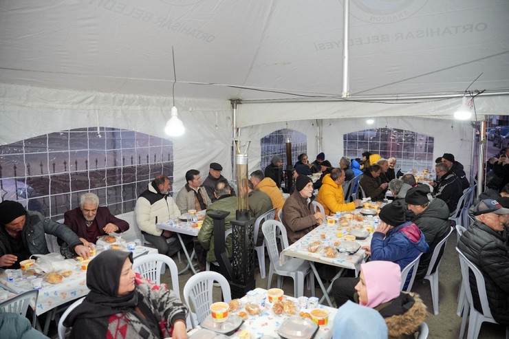 trabzonda-ortahisar-belediyesi-mahallelerde-iftar-sofralari-kuruyor-1-001.jpg