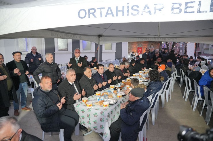 trabzonda-ortahisar-belediyesi-mahallelerde-iftar-sofralari-kuruyor-1.jpg