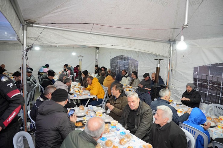 trabzonda-ortahisar-belediyesi-mahallelerde-iftar-sofralari-kuruyor-2-001.jpg