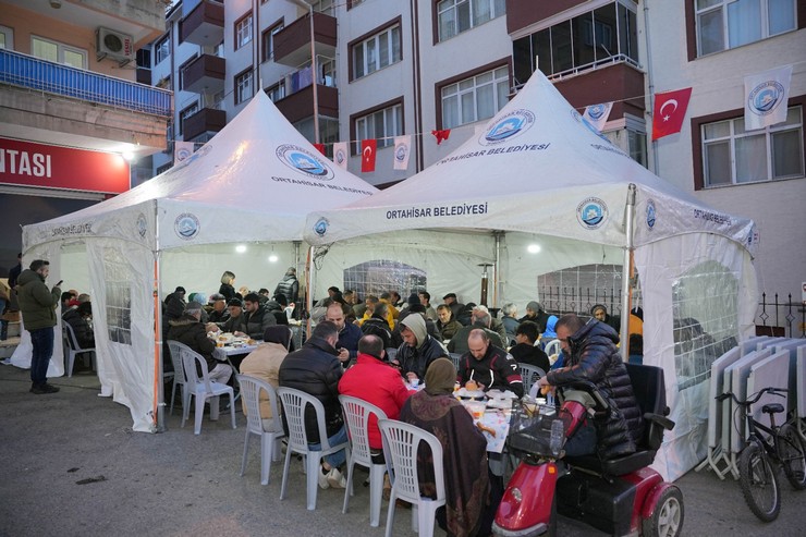 trabzonda-ortahisar-belediyesi-mahallelerde-iftar-sofralari-kuruyor-4-001.jpg