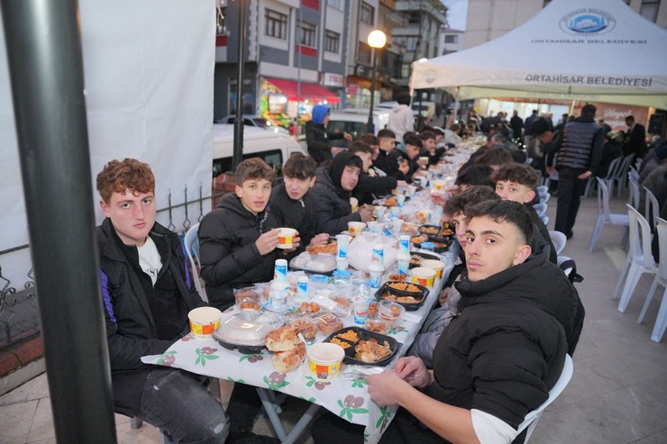 trabzonda-ortahisar-belediyesi-mahallelerde-iftar-sofralari-kuruyor-4.jpg