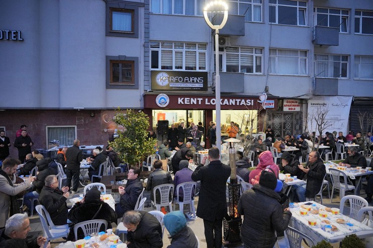 trabzonda-ortahisar-belediyesi-mahallelerde-iftar-sofralari-kuruyor-8.jpg