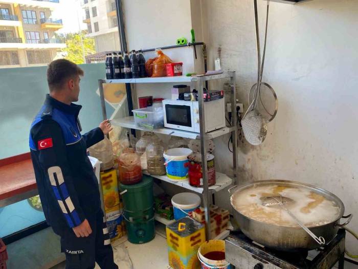 Hijyen Kurralarına Aykırı Yemek İmalatı Yapan Ruhsatsız İşletme Mühürlendi