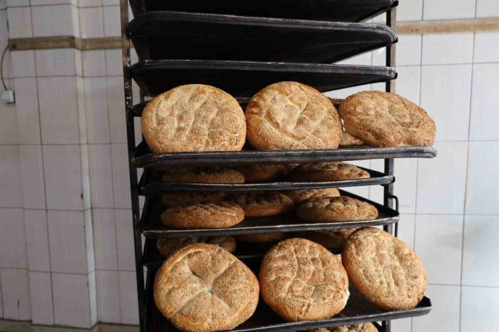 Fırınlarda Ramazan Pidesi Mesaisi Sürüyor