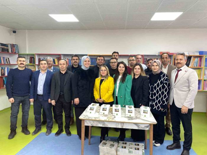 Kitap Yazan Çorum’daki Öğretmenlere Bakan Tekin’den Tebrik Mektubu